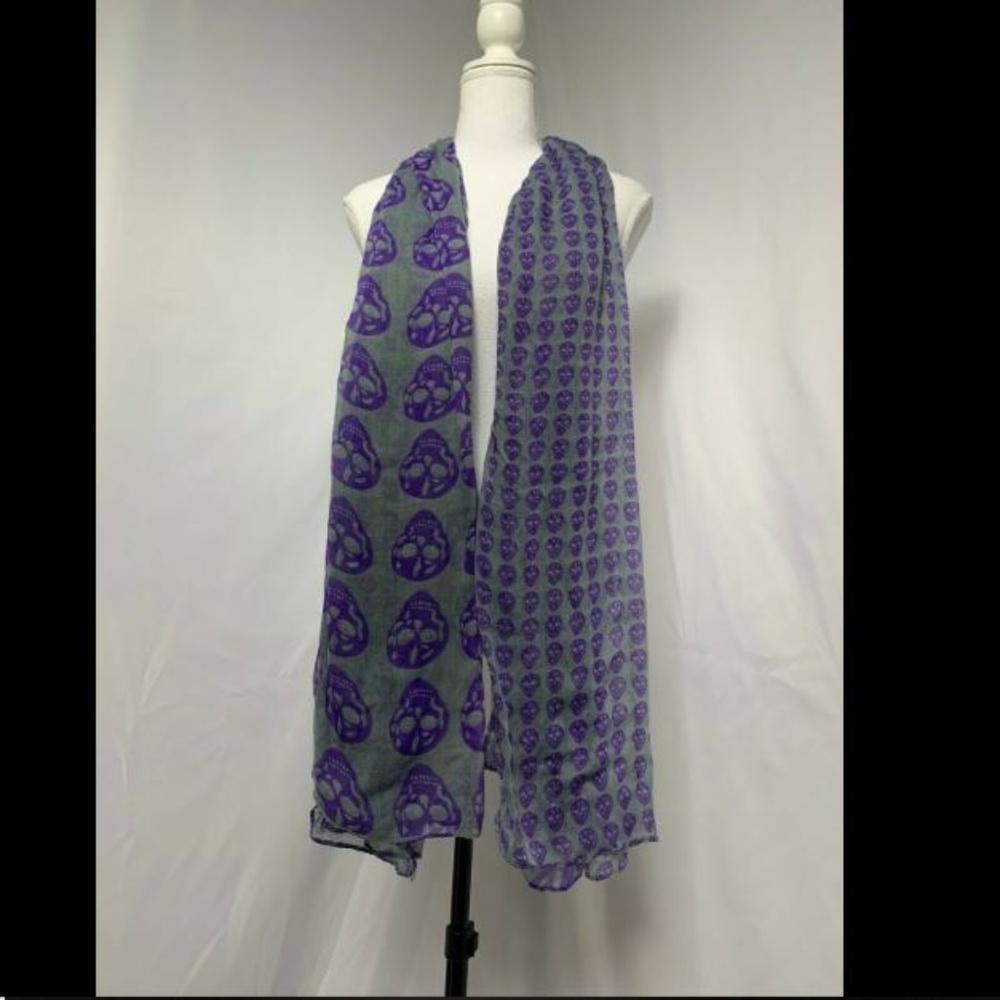 Lightweight Scarf Shawl Gray W/ Purple Skulls - Picture 4 of 5